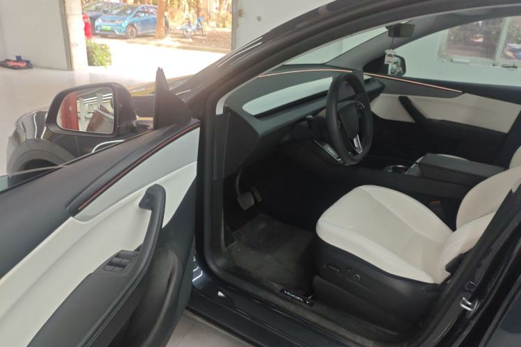 特斯拉 Model Y 2025款 后轮驱动 首发版中控内饰20