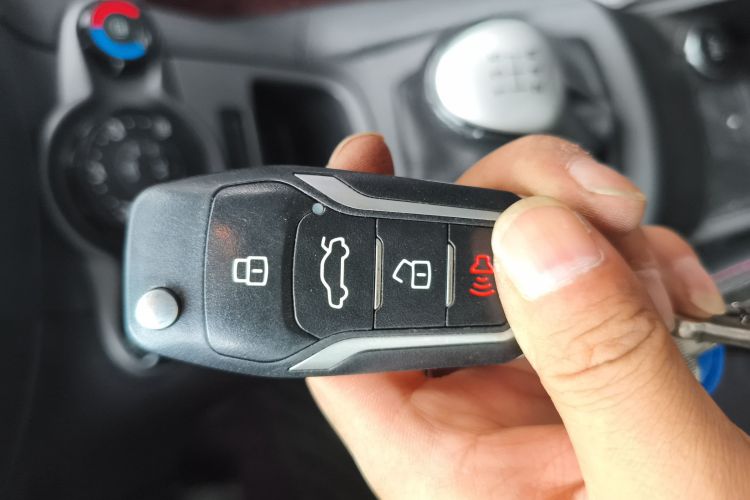 福特 嘉年华 2013款 三厢 1.5L 手动风尚型中控内饰7001