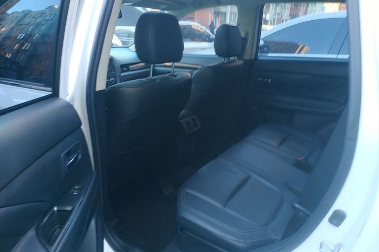 三菱 欧蓝德 2019款 2.4L 四驱致享版 7座 国V中控内饰21