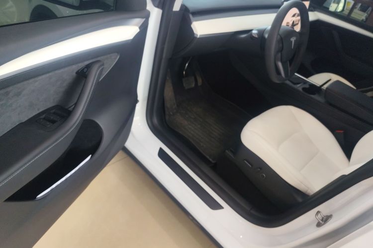 特斯拉 Model Y 2022款 改款 长续航全轮驱动版中控内饰7003