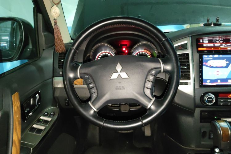 三菱 帕杰罗(进口) 2019款 3.0L 自动舒适版中控内饰13