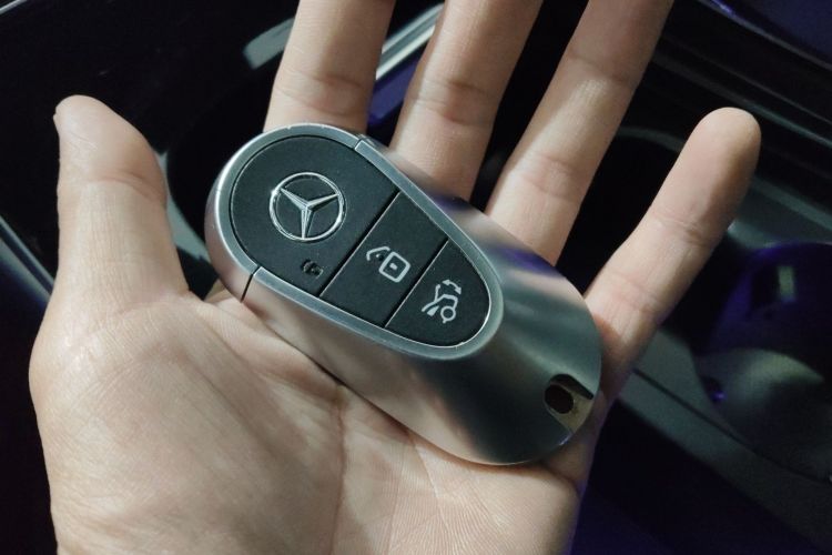 奔驰C级 2022款 C 260 L 皓夜运动版中控内饰11