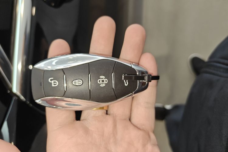 红旗H5 2024款 2.0T 自动智联旗畅版中控内饰7001