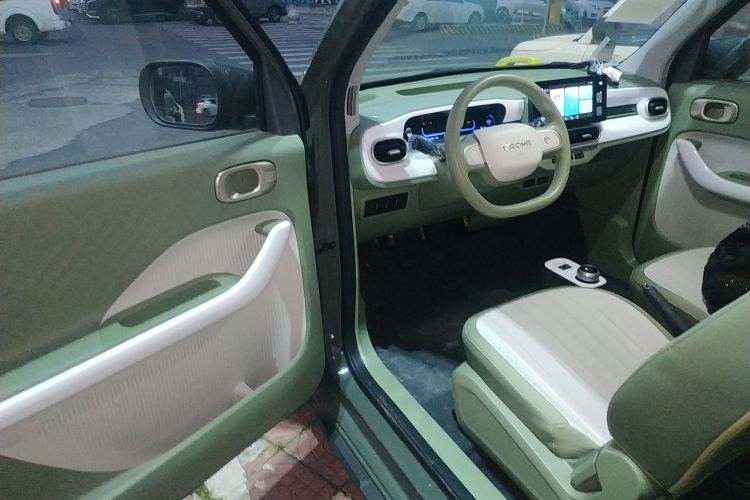 吉利银河 2025款 210km 熊猫骑士中控内饰7003