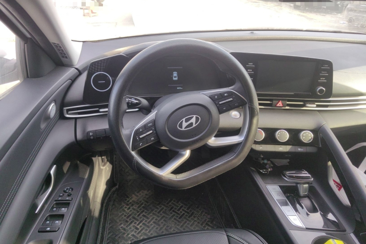 现代 伊兰特 2023款 1.5L CVT GLX精英版中控内饰13