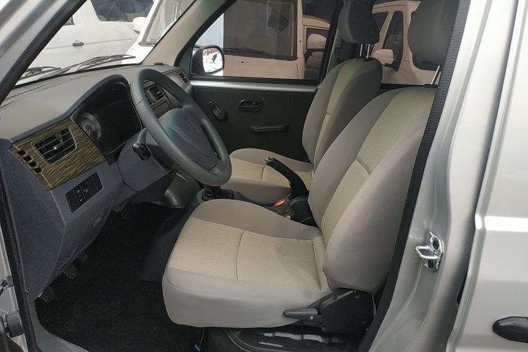 金杯 小海狮X30 2023款 1.5L 超享型客车5/6/7座无空调版SWC15M中控内饰19