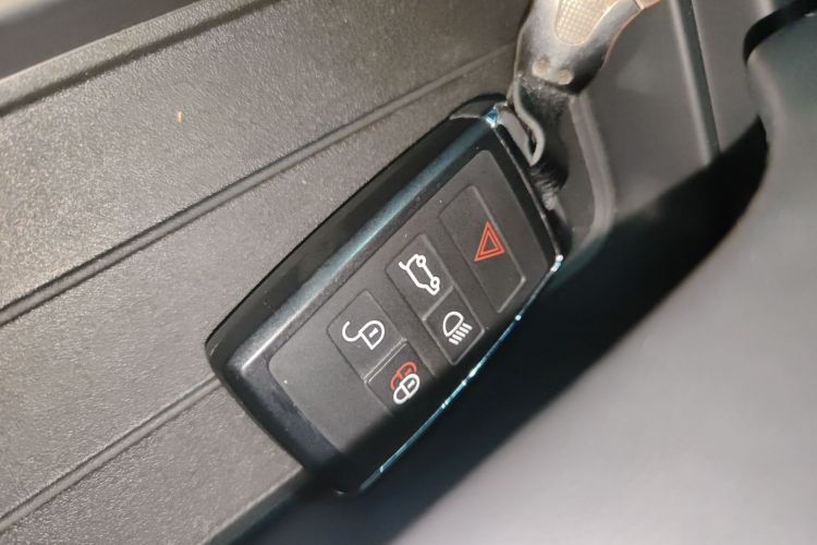 路虎卫士 2023款 改款 110 3.0T P400 暗黑特别版中控内饰7001