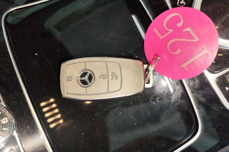 奔驰E级 2017款 E 200 运动型中控内饰11