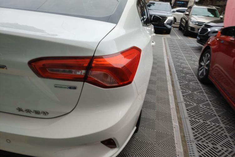 福特 福克斯 2020款 三厢 EcoBoost 180 自动锋潮型车身外观9