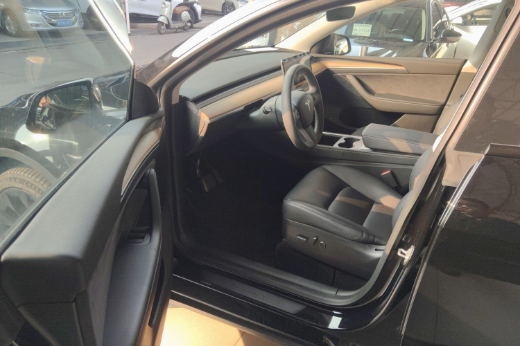 特斯拉 Model Y 2022款 后轮驱动版中控内饰19