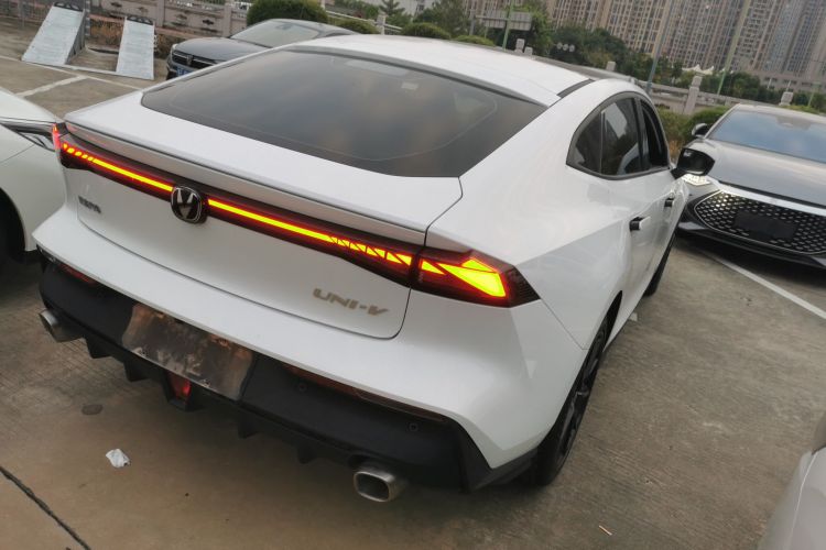 长安UNI-V 2023款 1.5T 尊贵型车身外观7