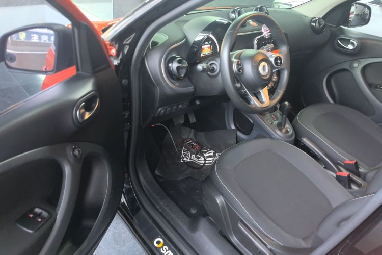 smart forfour 2018款 1.0L 52千瓦激情版中控内饰7003