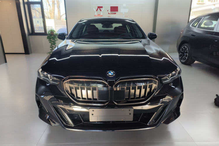 宝马5系 2025款 530Li 领先型 M运动套装车身外观2