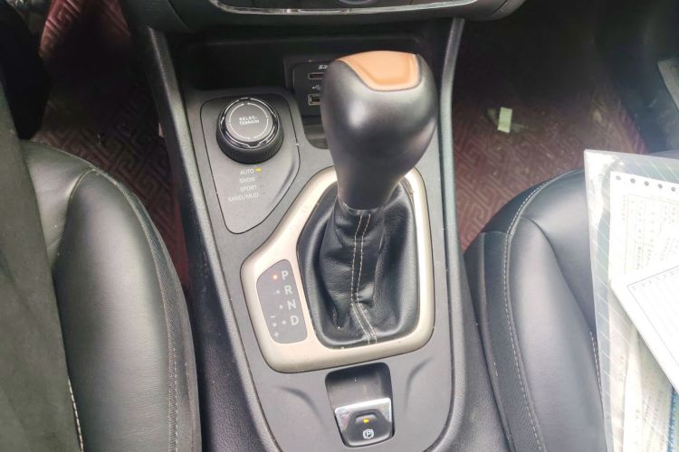 Jeep 自由光 2016款 2.4L 优越版中控内饰18