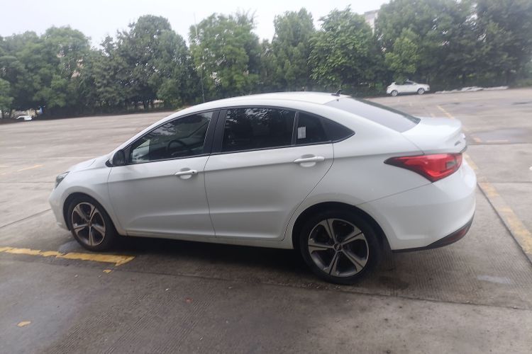 奇瑞 艾瑞泽5 2019款 改款PRO 1.5L 手动青春版 国VI车身外观4