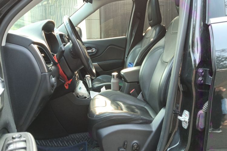 Jeep 自由光 2019款 2.0T 两驱智享版 国VI中控内饰19