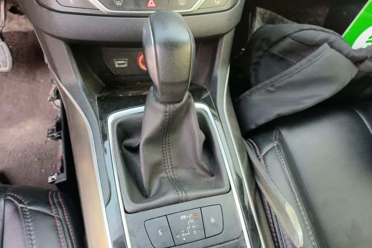 标致408 2015款 1.2T 自动豪华版中控内饰18