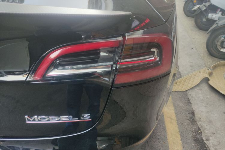 特斯拉 Model 3 2021款 改款二 Performance高性能全轮驱动版车身外观9