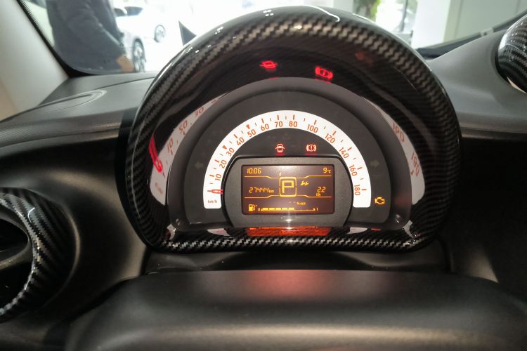 smart fortwo 2018款 1.0L 52千瓦硬顶灵动版 国V中控内饰14