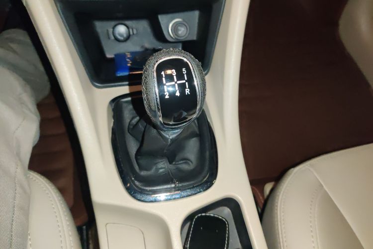 奇瑞 艾瑞泽7 2015款 1.6L 手动致享版中控内饰18