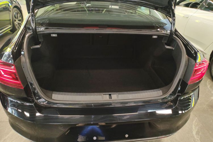 大众 迈腾 2023款 200万辆纪念版 330TSI DSG豪华型机舱底盘23