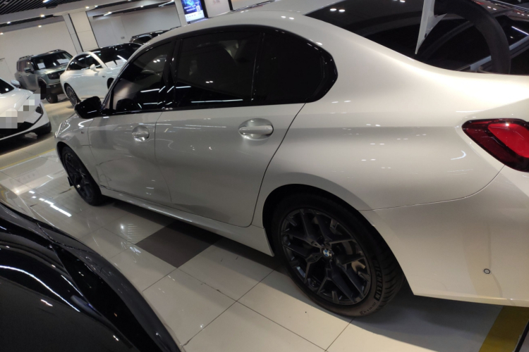 宝马3系 2025款 330Li M运动曜夜套装车身外观4