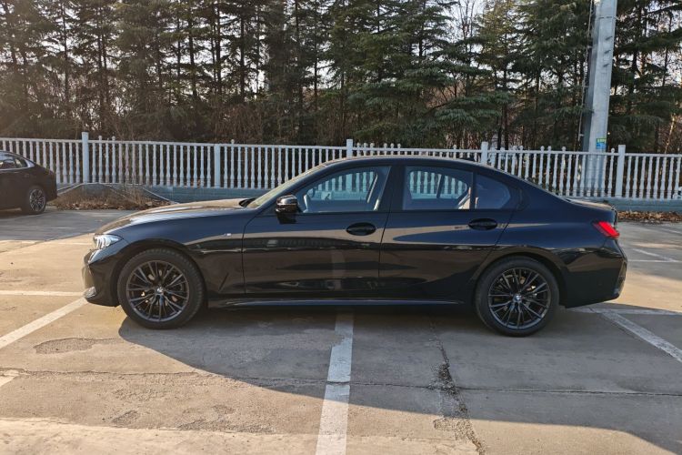 宝马3系 2024款 325i M运动曜夜套装车身外观4