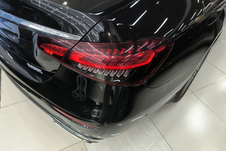 奔驰E级 2021款 改款 E 300 L 时尚型车身外观9