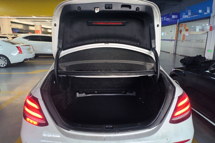 奔驰E级 2020款 E 300 L 运动时尚型局部细节23