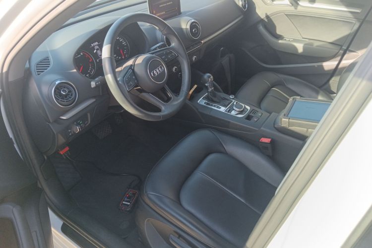 奥迪A3 2018款 30周年年型 Limousine 35 TFSI 进取型中控内饰19