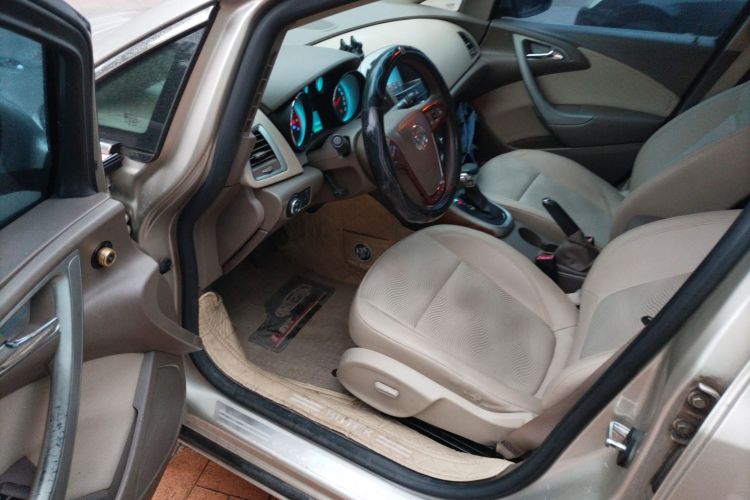 别克 英朗 2013款 GT 1.6L 自动时尚版中控内饰19