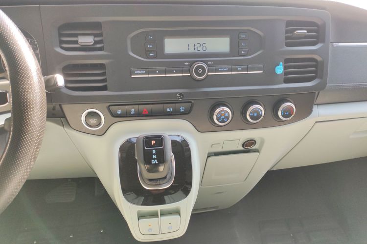 江铃福顺 2025款 2.0T 8AT柴油中轴中高顶商运型多功能乘用车7座局部细节16