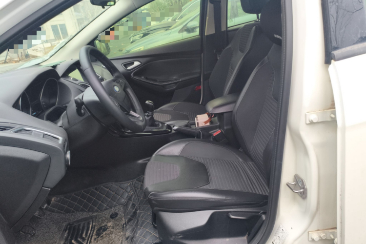 福特 福克斯 2015款 三厢 1.6L 手动风尚型中控内饰19