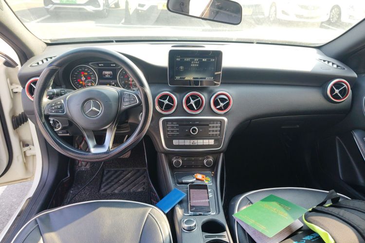 奔驰A级(进口) 2016款 A 200 动感型中控内饰12