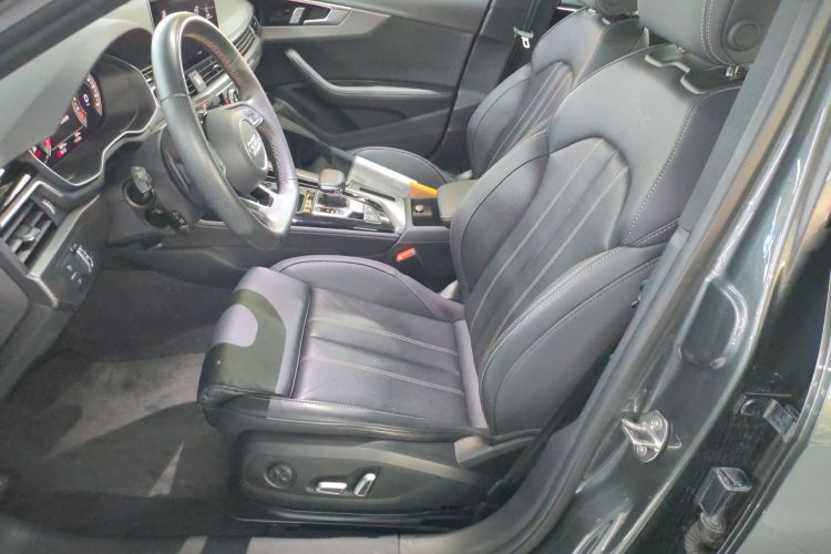 奥迪A4L 2024款 40 TFSI quattro RS套件燃速型中控内饰19