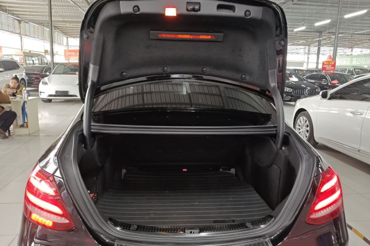 奔驰E级 2016款 E 200 L机舱底盘23