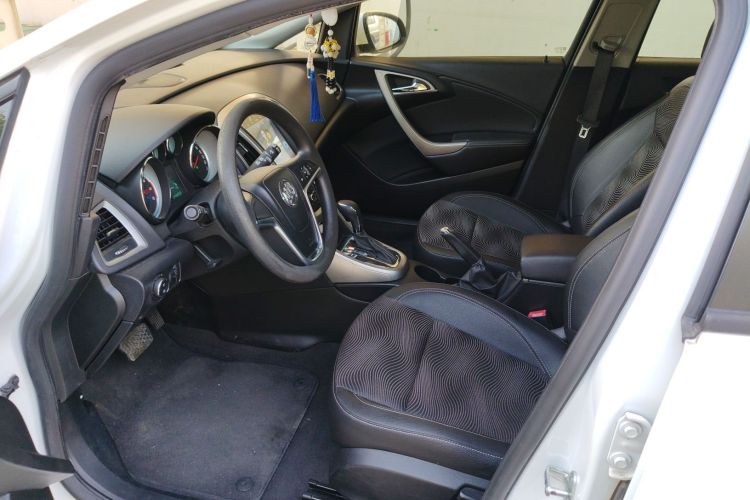 别克 英朗 2014款 XT 1.6L 自动时尚版中控内饰19