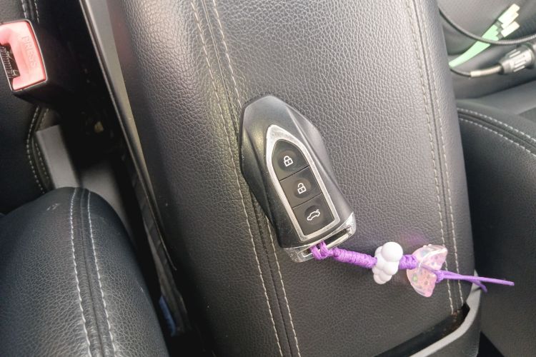 众泰SR9 2017款 2.0T 自动极致之梦版中控内饰11