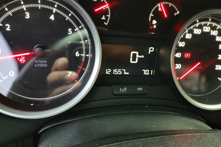 标致408 2016款 1.6T 自动豪华版中控内饰15