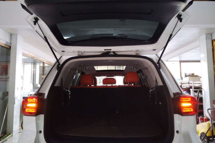 荣威RX8 2019款 30T 两驱超群旗舰版机舱底盘23