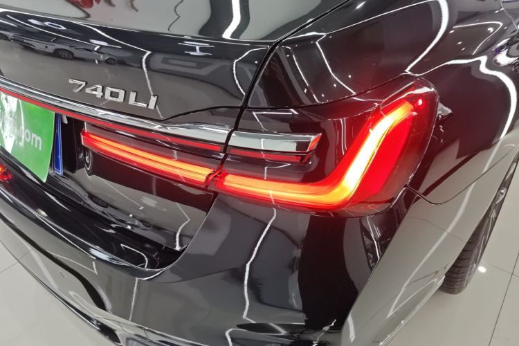 宝马7系 2019款 改款 740Li 领先型 M运动套装车身外观9