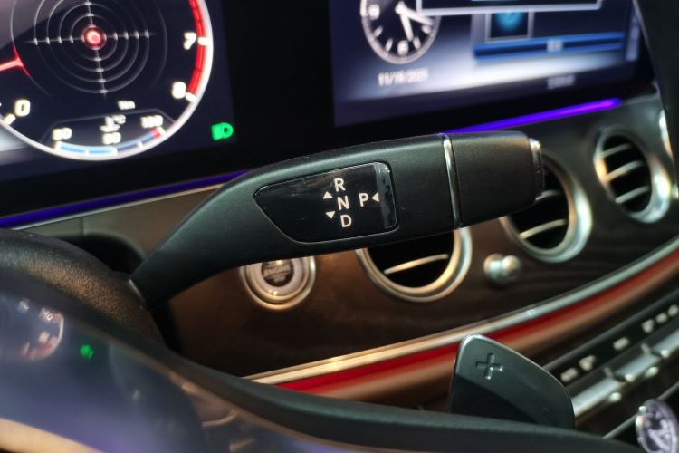 奔驰E级 2019款 E 260 L 运动型中控内饰18