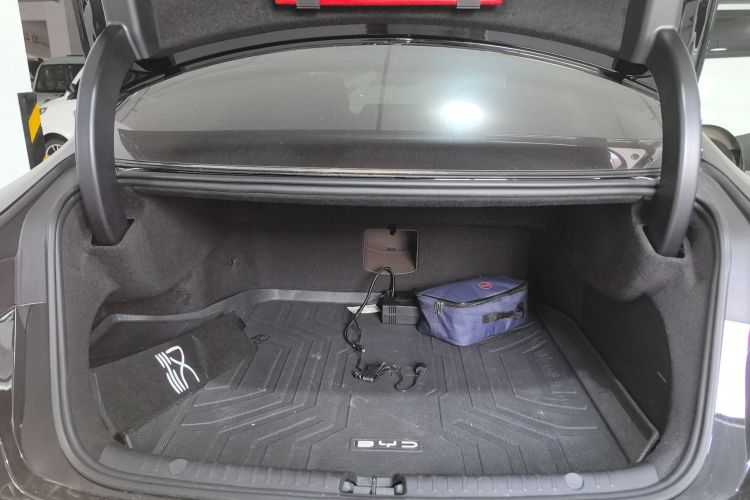 比亚迪 汉 2024款 DM-i 荣耀版 121KM 尊享型机舱底盘23