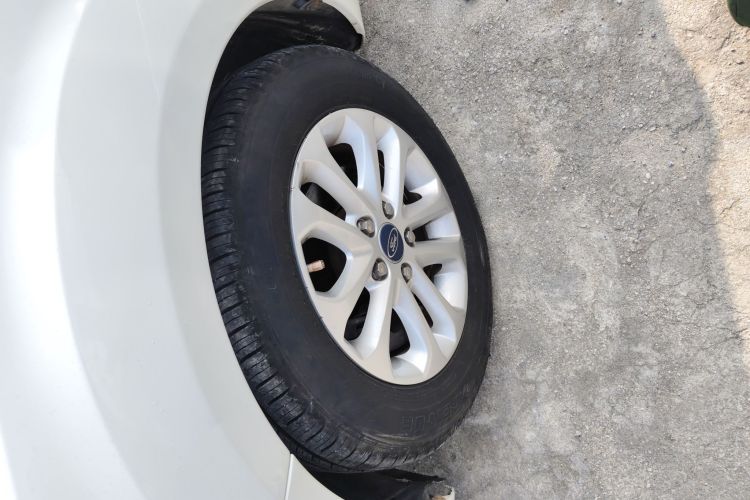 福特 福克斯 2013款 两厢经典 1.8L 手动基本型车身外观6007