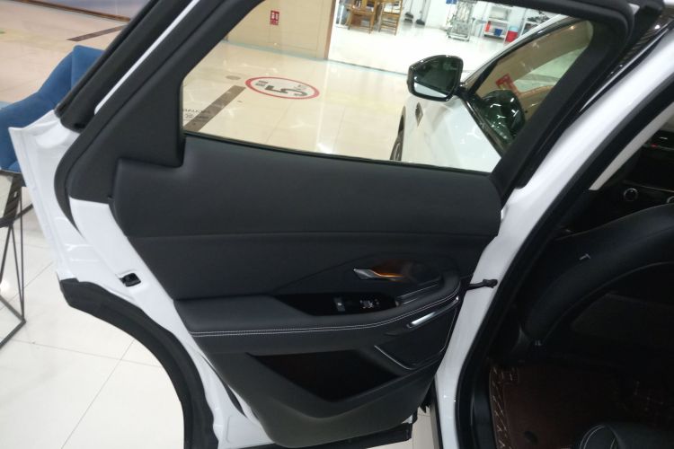 捷豹E-PACE 2024款 耀黑运动版 R-DYNAMIC SE BLACK中控内饰49