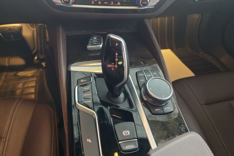 宝马5系 2019款 525Li M运动套装中控内饰18