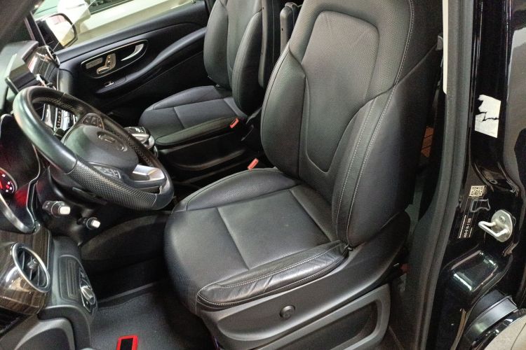 奔驰V级 2018款 V 260 领航版 国V局部细节19