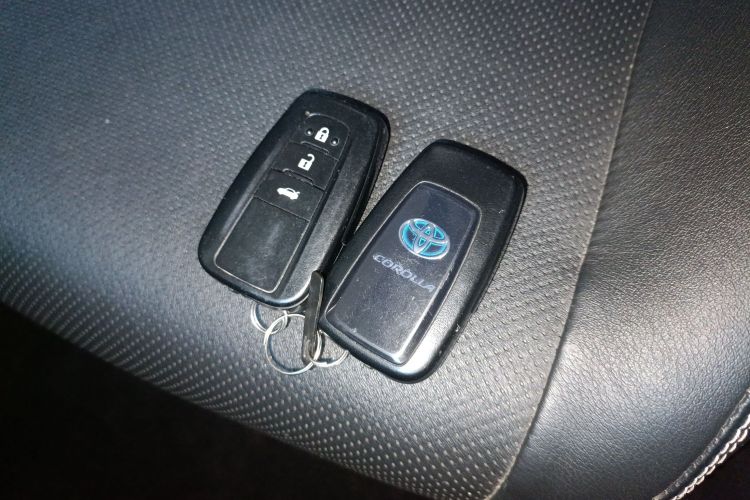 丰田 卡罗拉 2019款 双擎 1.8L E-CVT旗舰版中控内饰7001