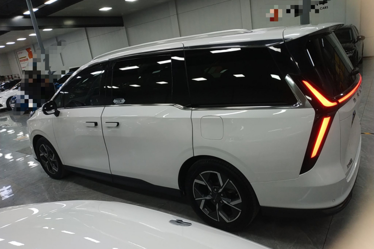 上汽大通MAXUS 大通G70 2024款 2.0T 自动旗舰版 7座车身外观4