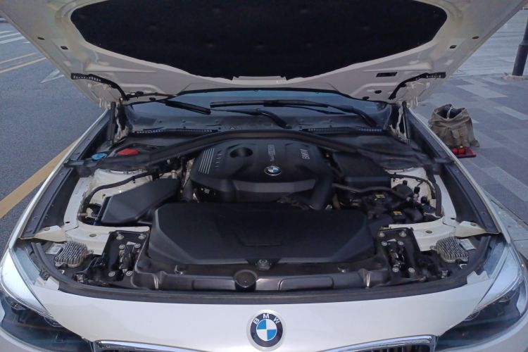 宝马3系GT 2019款 320i M运动套装机舱底盘24